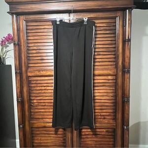 Elite Tahari Comfortable Stretch Wide leg Black with Lilac stripes Pants. XL/TG